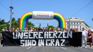 Bei der Wiener Regenbogenparade wurde den Opfern des Grazer Amoklaufs gedacht. 