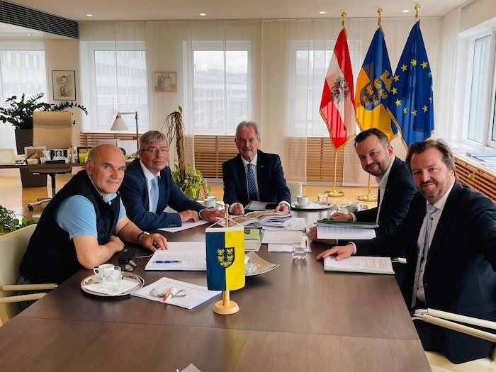 Landtagspräsident Karl Wilfing (M.) und Landtagsdirektor Thomas Obernosterer (re.) besprachen ...