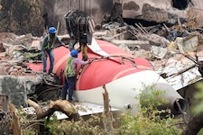 Arbeiter beim Bergen der Unglücksmaschine im westindischen Ahmedabad