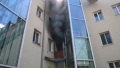 Der E-Bike-Akku explodierte auf dieser  Loggia im ersten Obergeschoß.