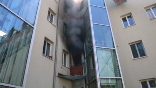 Der E-Bike-Akku explodierte auf dieser  Loggia im ersten Obergeschoß.