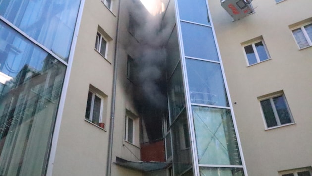 Der E-Bike-Akku explodierte auf dieser  Loggia im ersten Obergeschoß.