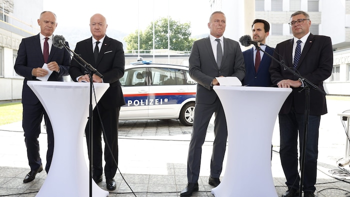 Entsetzte Gesichter bei der ersten Pressekonferenz am Dienstag