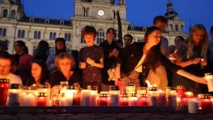 Lichtermeer am Grazer Hauptplatz am Abend des Amoklaufs