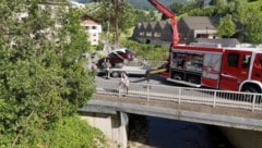 Der Kleinwagen musste mit einem Lkw-Kran geborgen werden.