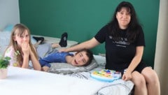 Mutter Julia mit Tochter Estella und Sohn Vladislav blicken angstvoll auf den Räumungstermin am ...