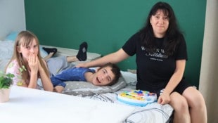 Mutter Julia mit Tochter Estella und Sohn Vladislav blicken angstvoll auf den Räumungstermin am ...
