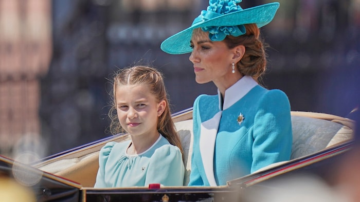Prinzessin Charlotte trug die Hufeisen-Brosche, die sie einst von Queen Elizabeth geschenkt ...