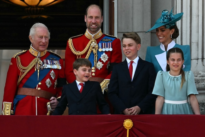 Der König mit seiner „Darling“-Schwiegertochter Prinzessin Kate und seinen Thronfolgern Prinz ...