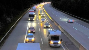 Dicht an dicht stehen die Autos auf der Tauernautobahn auf dem Weg in den Süden.