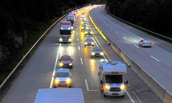 Dicht an dicht stehen die Autos auf der Tauernautobahn auf dem Weg in den Süden.