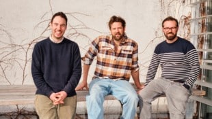 Tristan Hanzl und Daniel Möhler stellen den Bitter im Weinkeller von Franz Weninger her, der sie ...