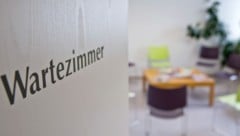 In Berlin ist ein politisch umstrittener Hausarzt tot in seiner Praxis aufgefunden worden ...