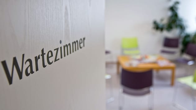 In Berlin ist ein politisch umstrittener Hausarzt tot in seiner Praxis aufgefunden worden ...