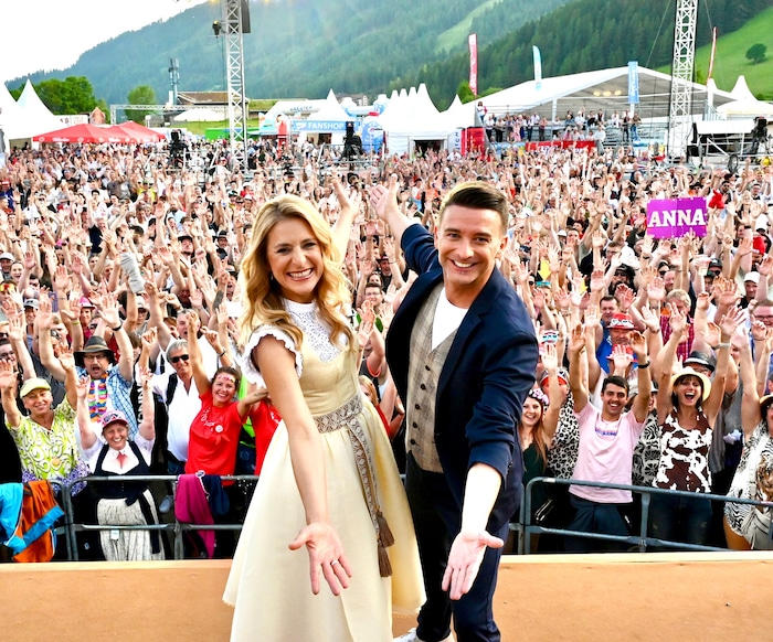 Die sympathischen Moderatoren Stefanie Hertel und Marco Ventre begrüßten auch diesmal herzlich ...