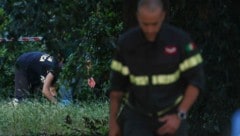 Italienische Beamte stellen im Park Villa Doria Spuren sicher.