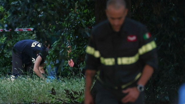 Italienische Beamte stellen im Park Villa Doria Spuren sicher.