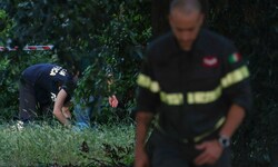 Italienische Beamte stellen im Park Villa Doria Spuren sicher.