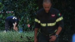 Italienische Beamte stellen im Park Villa Doria Spuren sicher.