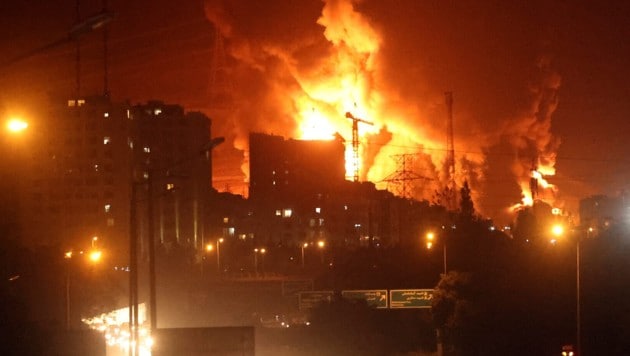 In Teheran stehen Häuser in Flammen.