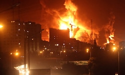 In Teheran stehen Häuser in Flammen.