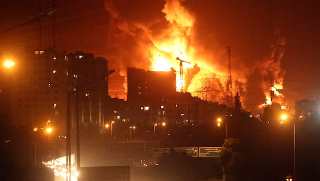 In Teheran stehen Häuser in Flammen.