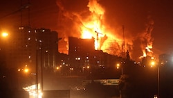 In Teheran stehen Häuser in Flammen.