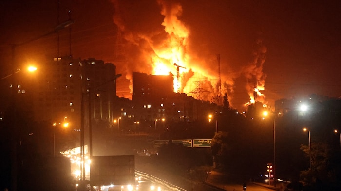 Nach einem israelischen Angriff brennt das Shahran-Öldepot in Teheran.