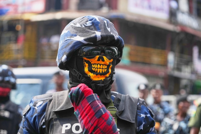 Ein Polizeibeamter hält Wache bei Protesten gegen die nigerianische Regierung in den Straßen von ...