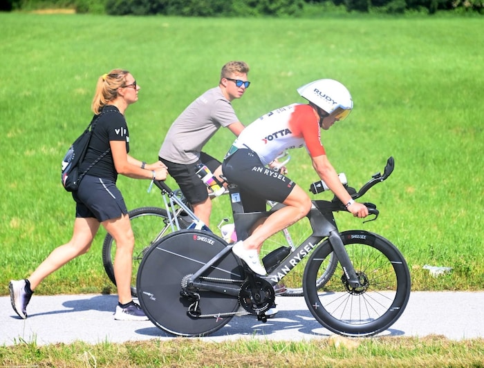 Vorjahressieger Denis Chevrot gab auf der Radstrecke zur Halbzeit auf.