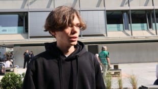 Schulsprecher Ennio Resnik am Tag nach dem Amoklauf bei der Helmut-List-Halle
