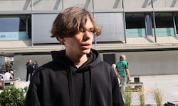 Schulsprecher Ennio Resnik am Tag nach dem Amoklauf bei der Helmut-List-Halle