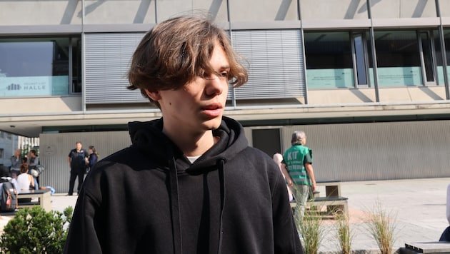 Schulsprecher Ennio Resnik am Tag nach dem Amoklauf bei der Helmut-List-Halle
