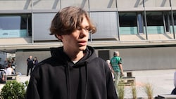 Schulsprecher Ennio Resnik am Tag nach dem Amoklauf bei der Helmut-List-Halle