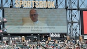 Papst Leo meldete sich beim US-Publikum, das ins Stadion der White Sox in Chicago gekommen war, ...