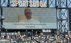 Papst Leo meldete sich beim US-Publikum, das ins Stadion der White Sox in Chicago gekommen war, ...
