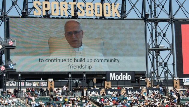Papst Leo meldete sich beim US-Publikum, das ins Stadion der White Sox in Chicago gekommen war, ...