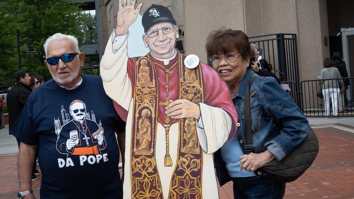 Stan and Lilia Rodrigues posierten vor dem Stadion der White Sox in Chicago mit einem ...