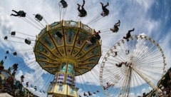 Beim Spielen auf einem Jahrmarkt in Spanien ist ein zweijähriges Mädchen durch einen Stormschlag ...