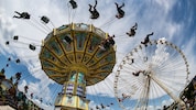 Beim Spielen auf einem Jahrmarkt in Spanien ist ein zweijähriges Mädchen durch einen Stormschlag ...