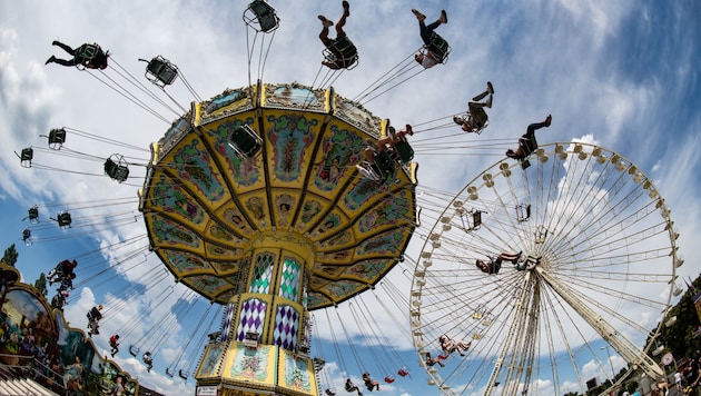 Beim Spielen auf einem Jahrmarkt in Spanien ist ein zweijähriges Mädchen durch einen Stormschlag ...