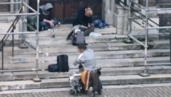 Selbst vor Kindern werden auf den Stufen der Kirche offen Drogen konsumiert.