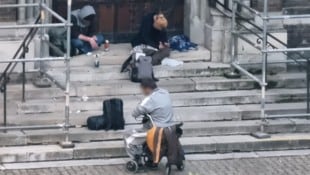 Selbst vor Kindern werden auf den Stufen der Kirche offen Drogen konsumiert.