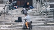 Selbst vor Kindern werden auf den Stufen der Kirche offen Drogen konsumiert.