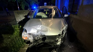 Der berauschte Lenker raste der Polizei davon, rammte schließlich einen Hydranten und eine ...