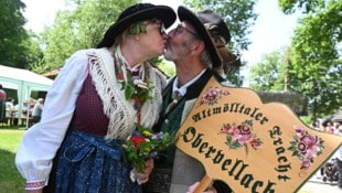 Ein Busserl als Gipfel der Freude am Tag der Volkskultur in Maria Saal.