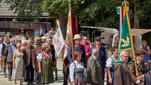 Nach dem Gottesdienst im Dom zogen Trachten- und Uniformträger im Freilichtmuseum ein.