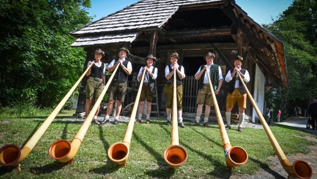 Die Alphornbläser Val Canale, ein Teil des Kanaltaler Kulturvereines um Karl Heinz Moschitz.
