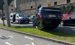 Der gewichtige Volvo landete am Sonntag am Dach.