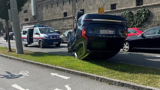 Der gewichtige Volvo landete am Sonntag am Dach.